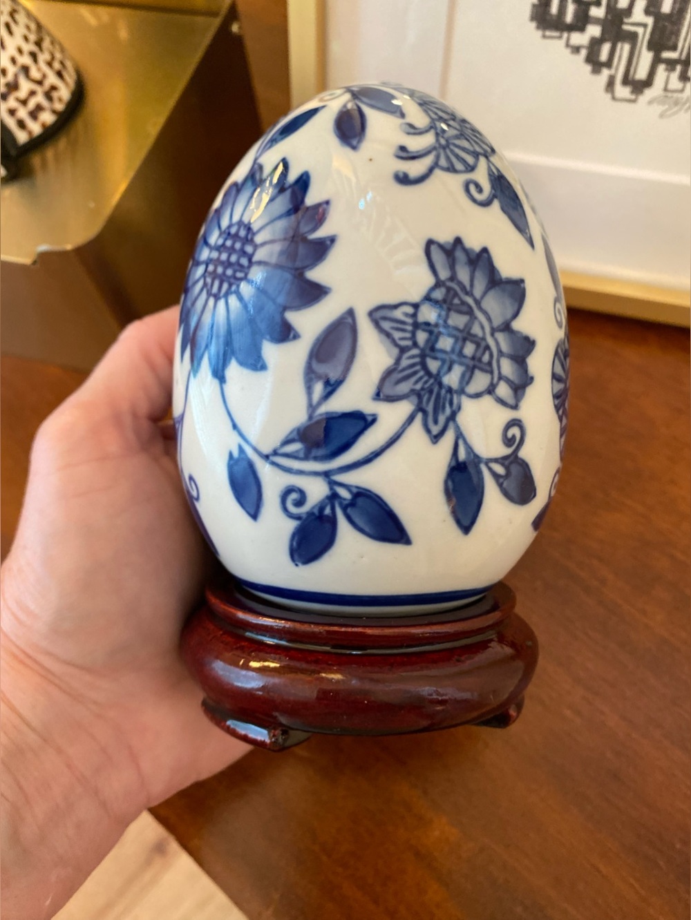 VTG Chinoiserie Chinese Porcelain Egg Blue White Flowers On Wooden Stand 5.5” - Picture 3 of 5